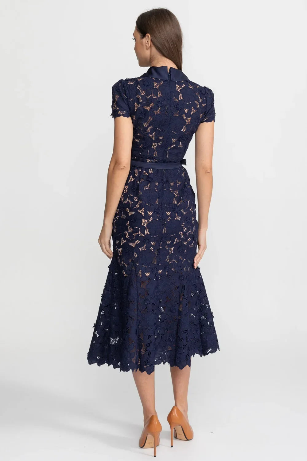 Vestido Sereia com Gola de Lapela, Flores em Relevo e Recortes Vazados
