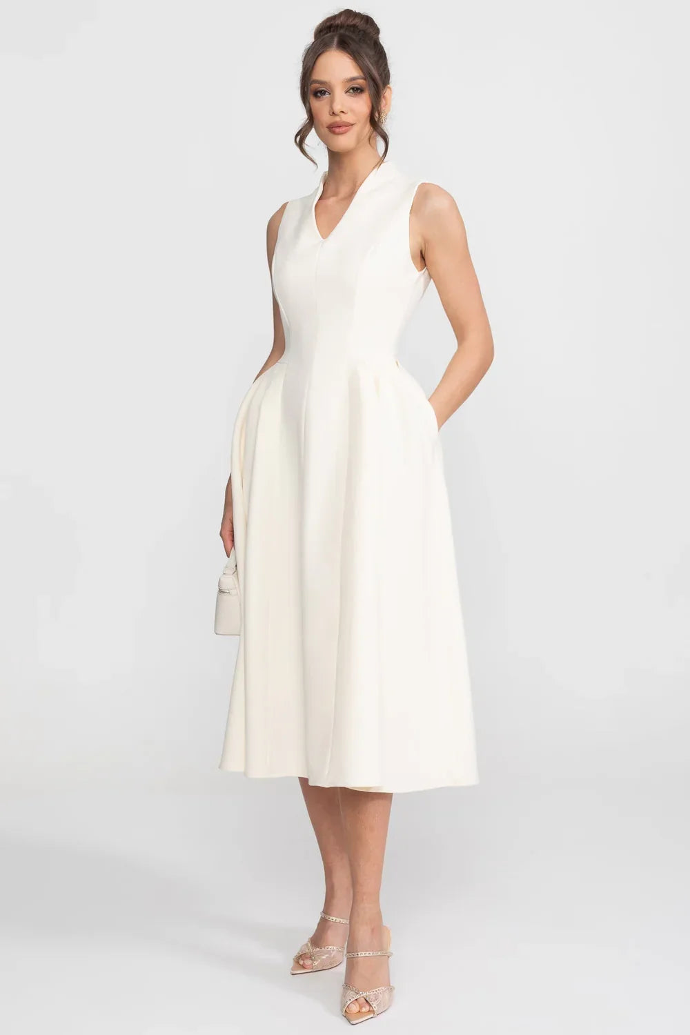 Vestido Escultural de Alta Costura com Decote em V e Efeito Capa Sobreposta