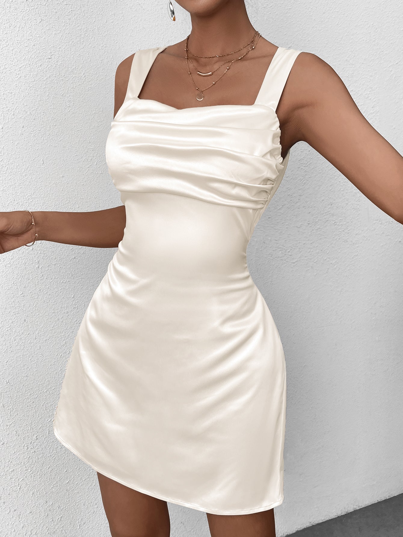 Arabela | Vestido Mini em Cetim Off-White com Drapeado e Costas Abertas