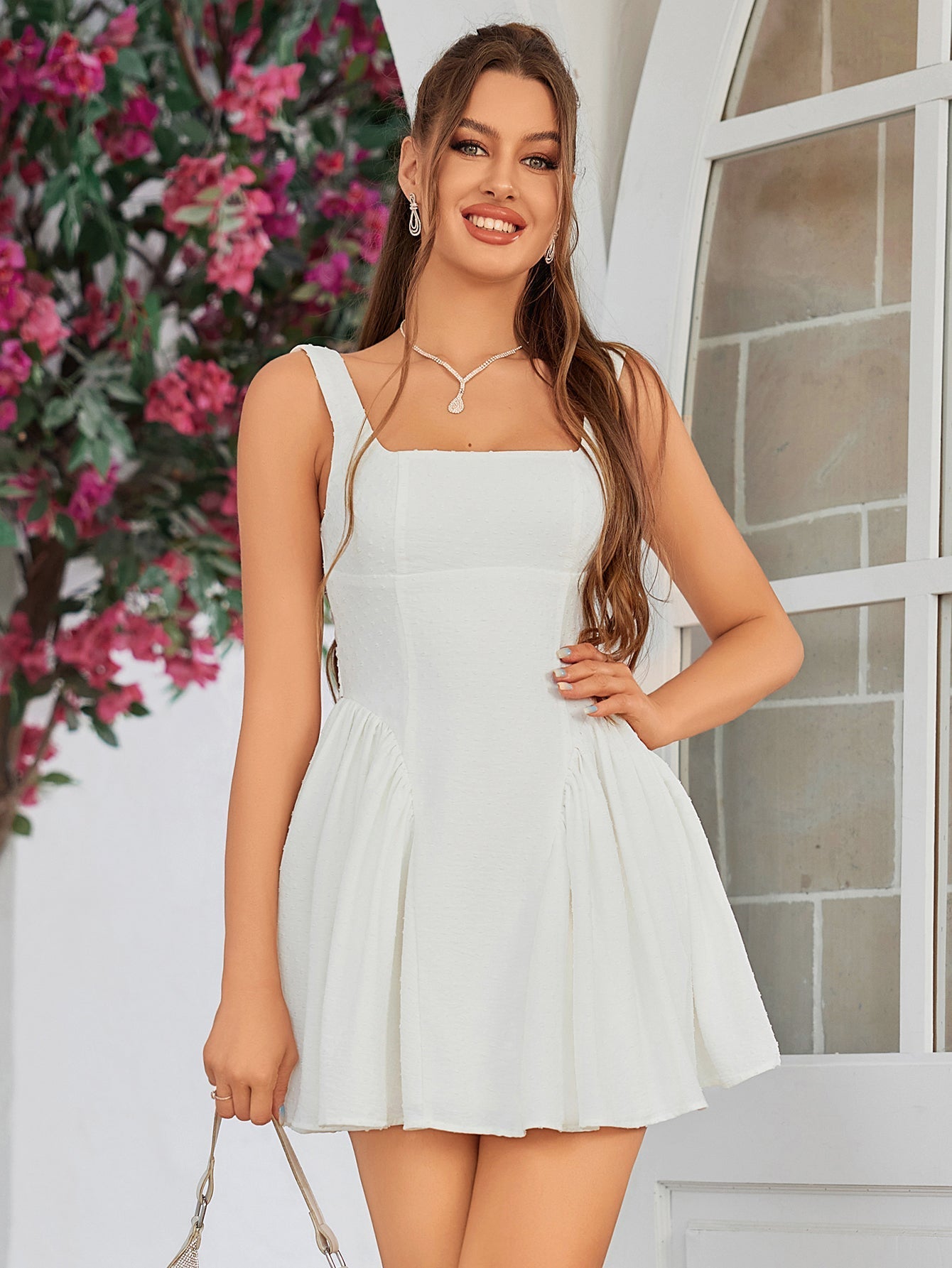 Margarida | Vestido Mini Branco com Alças Finas, Saia Evasê e Laço nas Costas