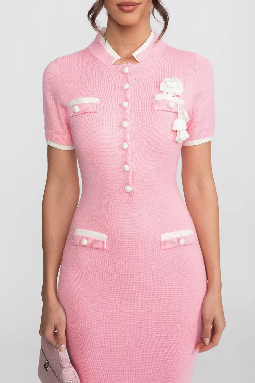Vestido Midi Bicolor em Tricô com Aplicação de Flor Tridimensional