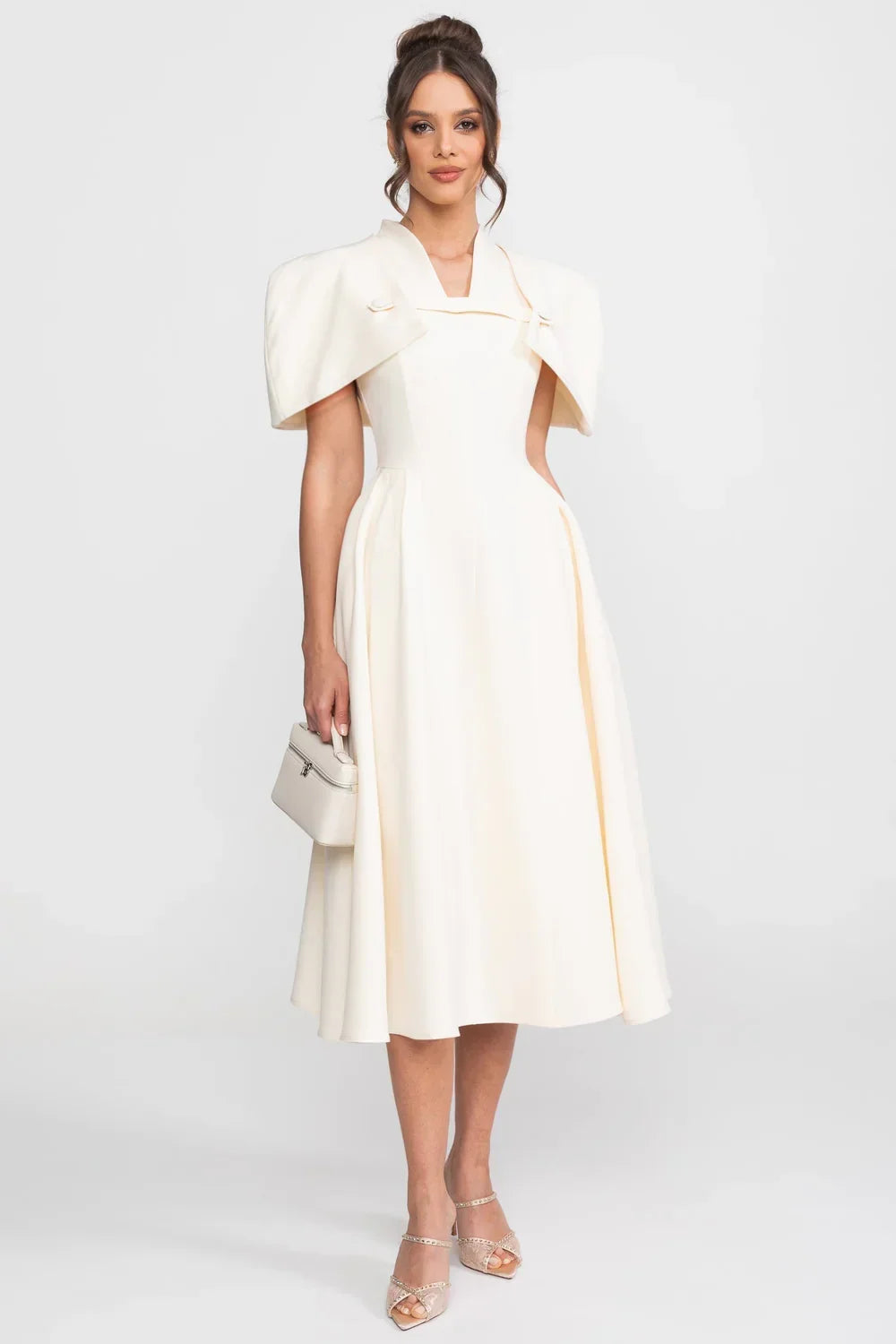 Vestido Escultural de Alta Costura com Decote em V e Efeito Capa Sobreposta