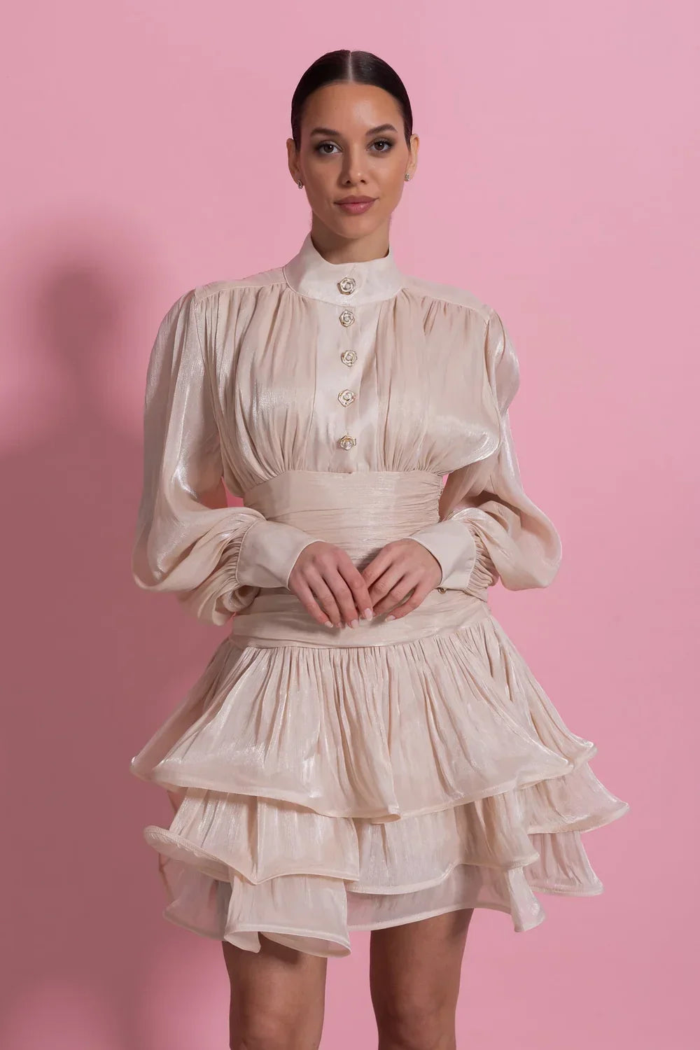 Vestido Curto Champagne Cetim Perolado – Elegância e Movimento