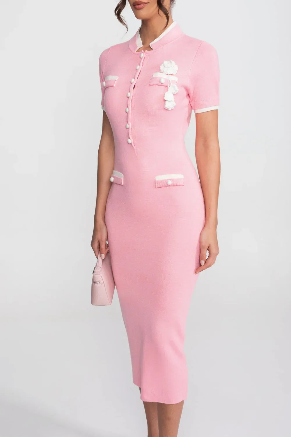 Vestido Midi Bicolor em Tricô com Aplicação de Flor Tridimensional