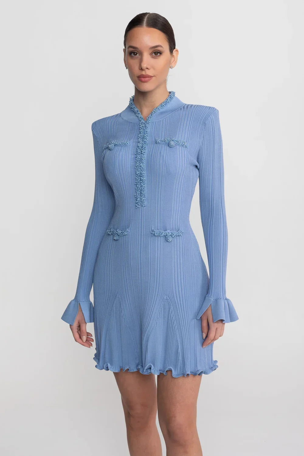 Vestido Curto Manga Longa com Acabamento de Pedraria e Punhos em Sino