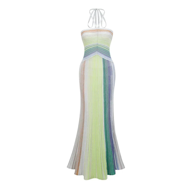 Vestido Contraste de Cores e Silhueta Alongada