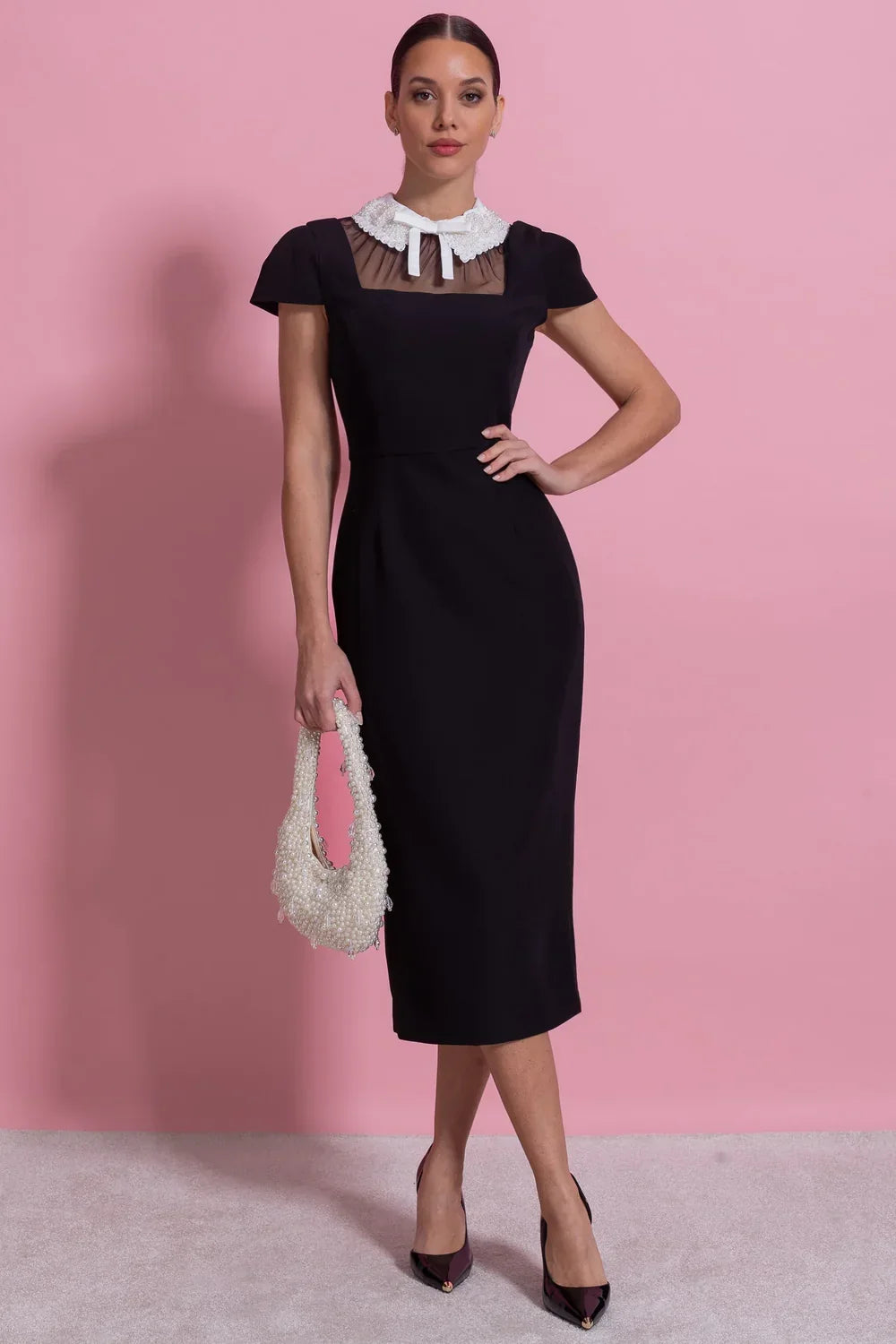 Vestido Longo Bordado e Gola Elegante