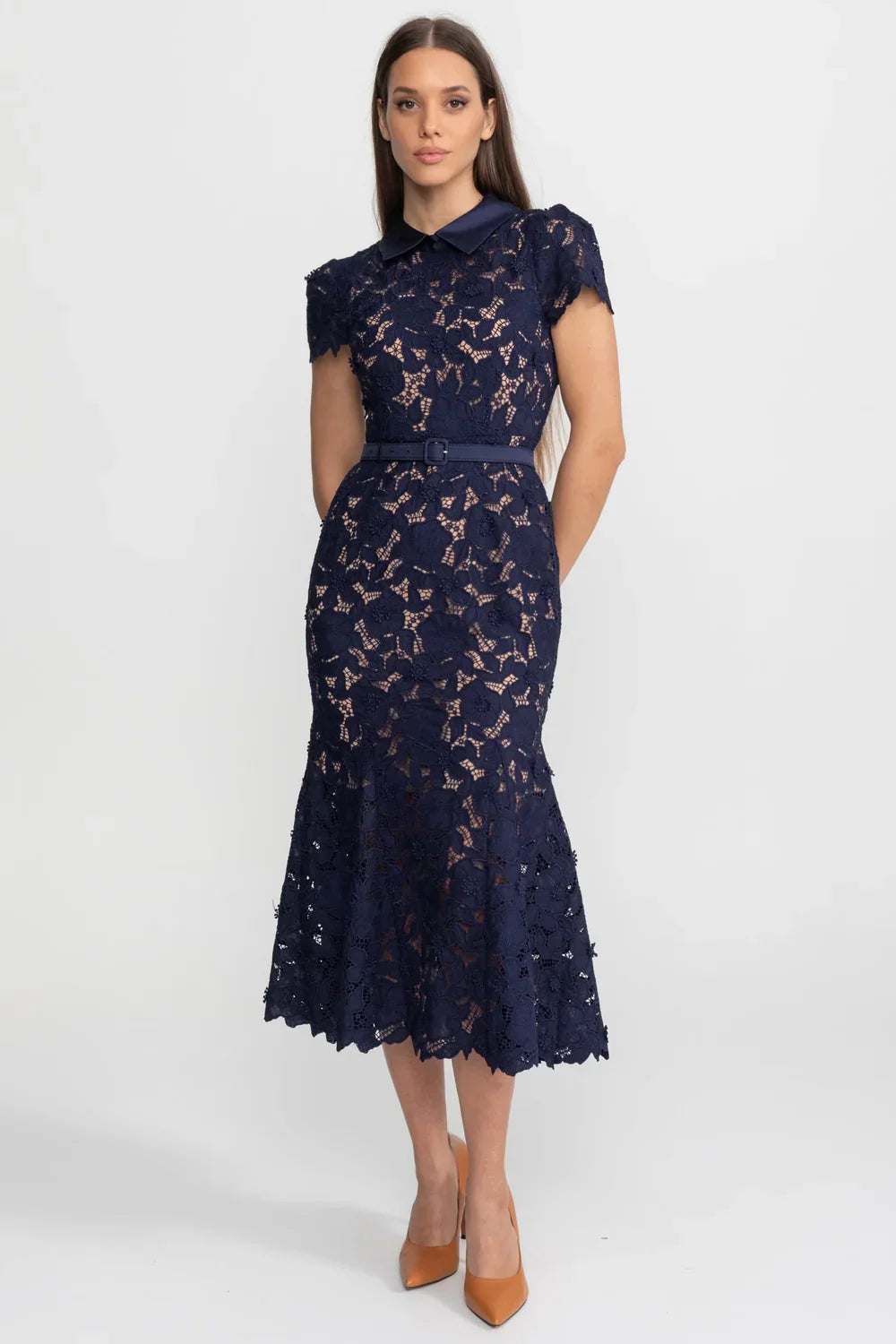Vestido Sereia com Gola de Lapela, Flores em Relevo e Recortes Vazados