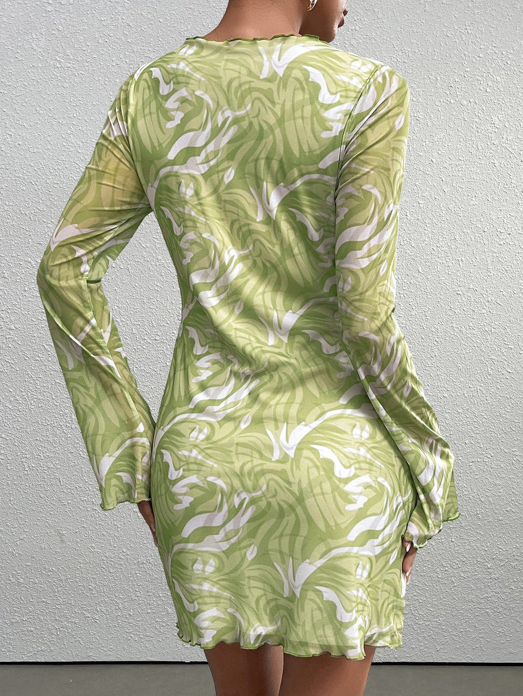 Estefânia | Vestido Mini Verde Lima Metalizado com Manga Longa e Estampa Tropical