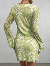 Estefânia | Vestido Mini Verde Lima Metalizado com Manga Longa e Estampa Tropical