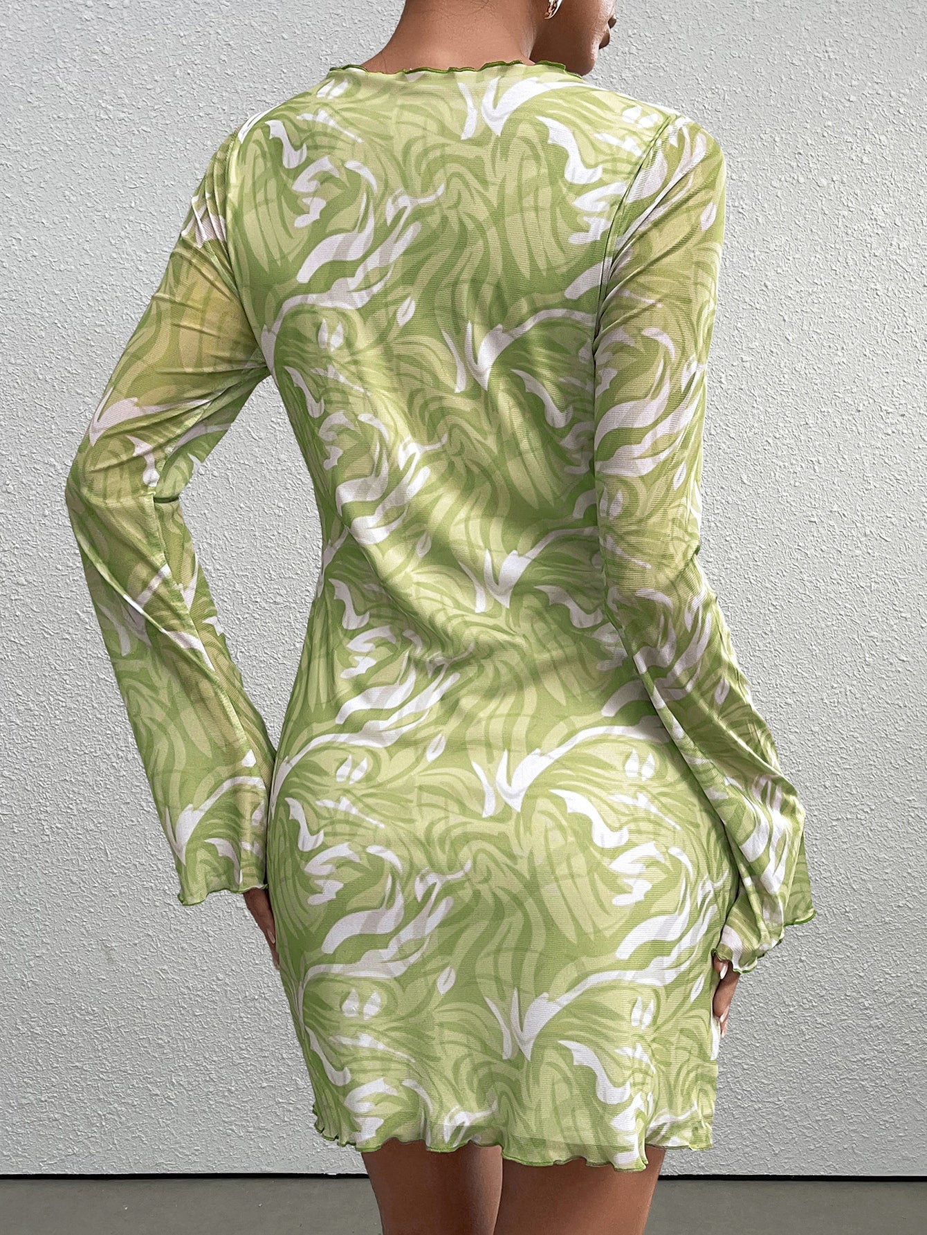 Estefânia | Vestido Mini Verde Lima Metalizado com Manga Longa e Estampa Tropical