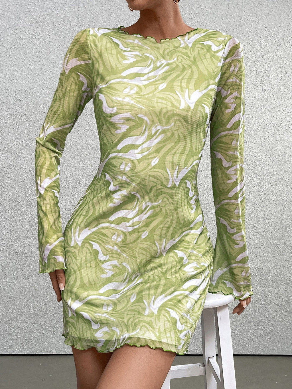 Estefânia | Vestido Mini Verde Lima Metalizado com Manga Longa e Estampa Tropical