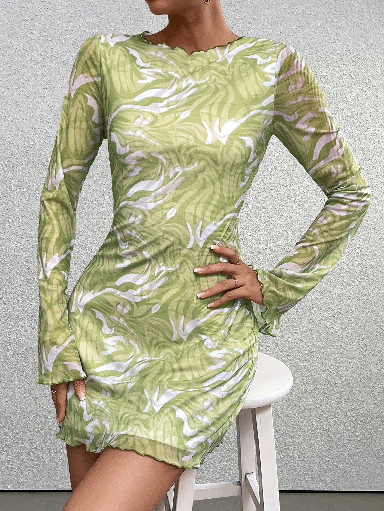 Estefânia | Vestido Mini Verde Lima Metalizado com Manga Longa e Estampa Tropical