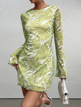 Estefânia | Vestido Mini Verde Lima Metalizado com Manga Longa e Estampa Tropical