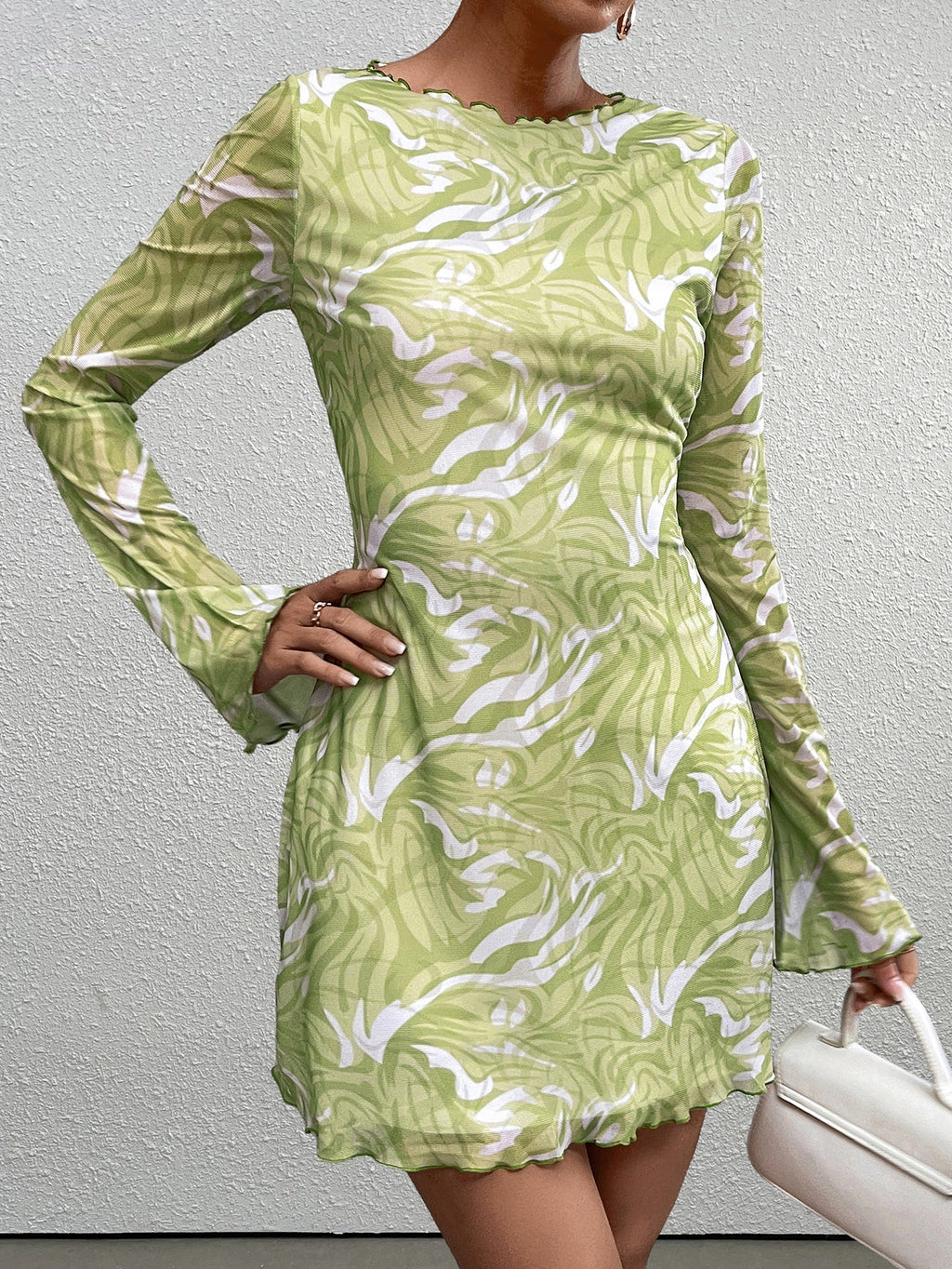 Estefânia | Vestido Mini Verde Lima Metalizado com Manga Longa e Estampa Tropical