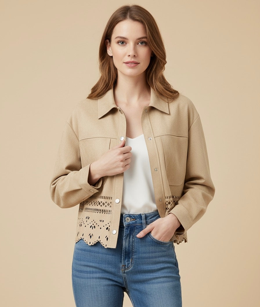Dandara | Casaco Cropped Bege com Detalhes Vazados e Design Autoral