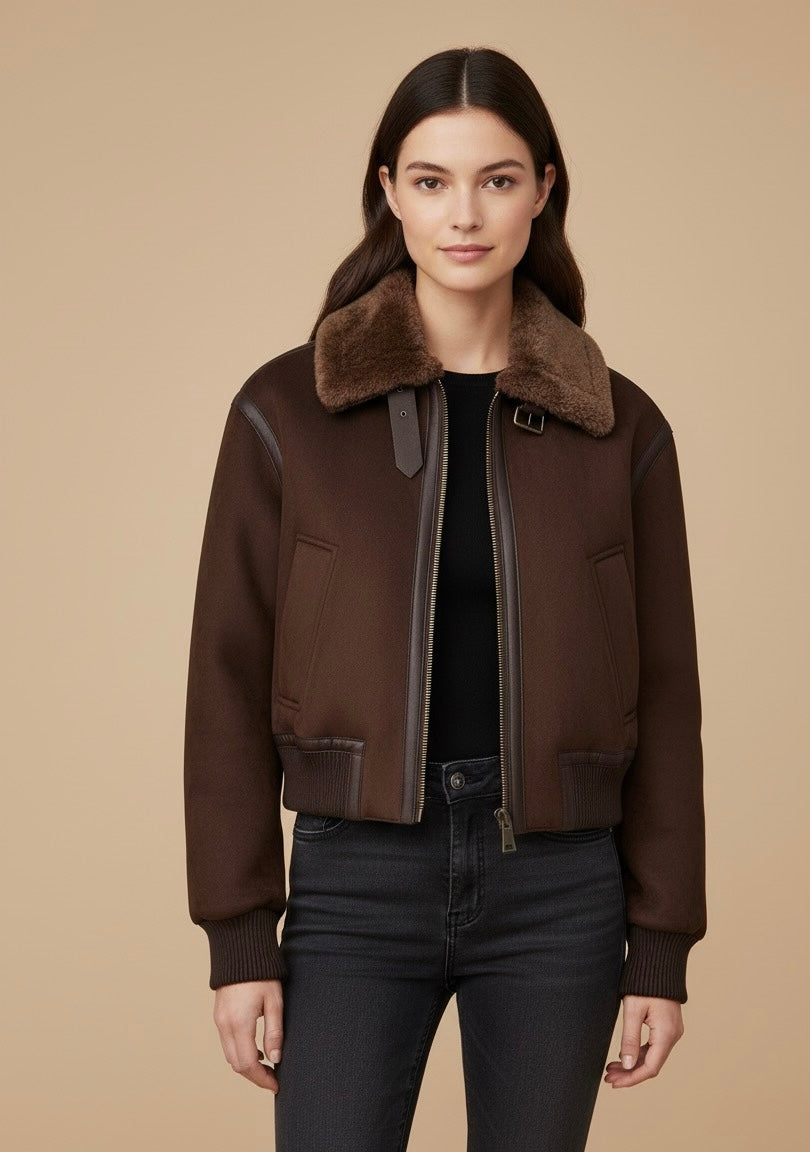 Brunna | Jaqueta Cropped em Camurça Marrom com Gola de Pelagem