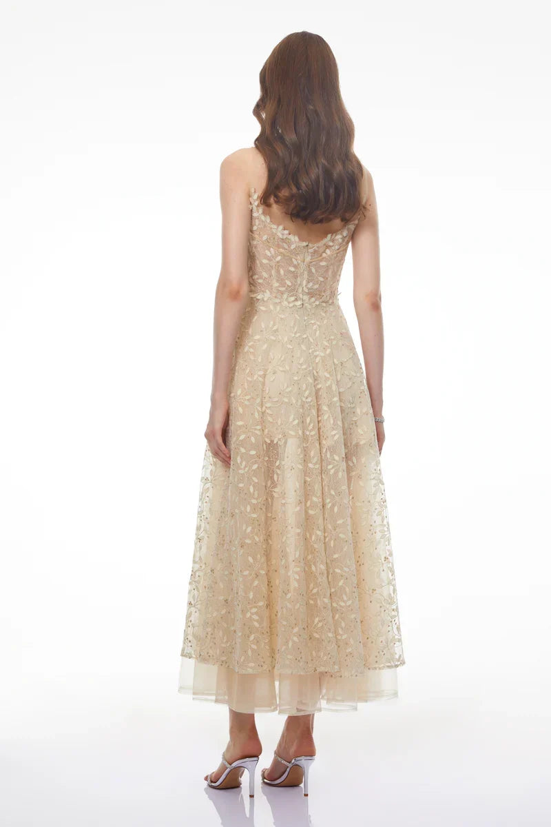 Vestido Midi Alças Finas com Bordados Florais e Saia Fluida