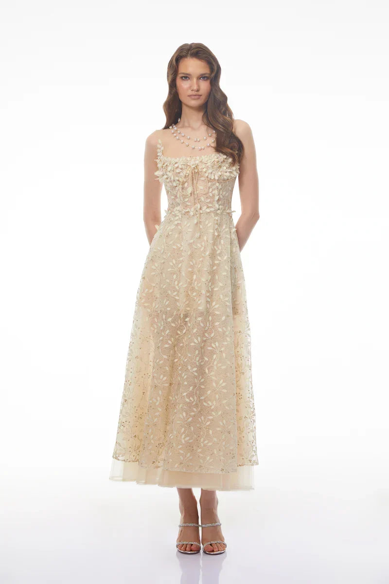 Vestido Midi Alças Finas com Bordados Florais e Saia Fluida