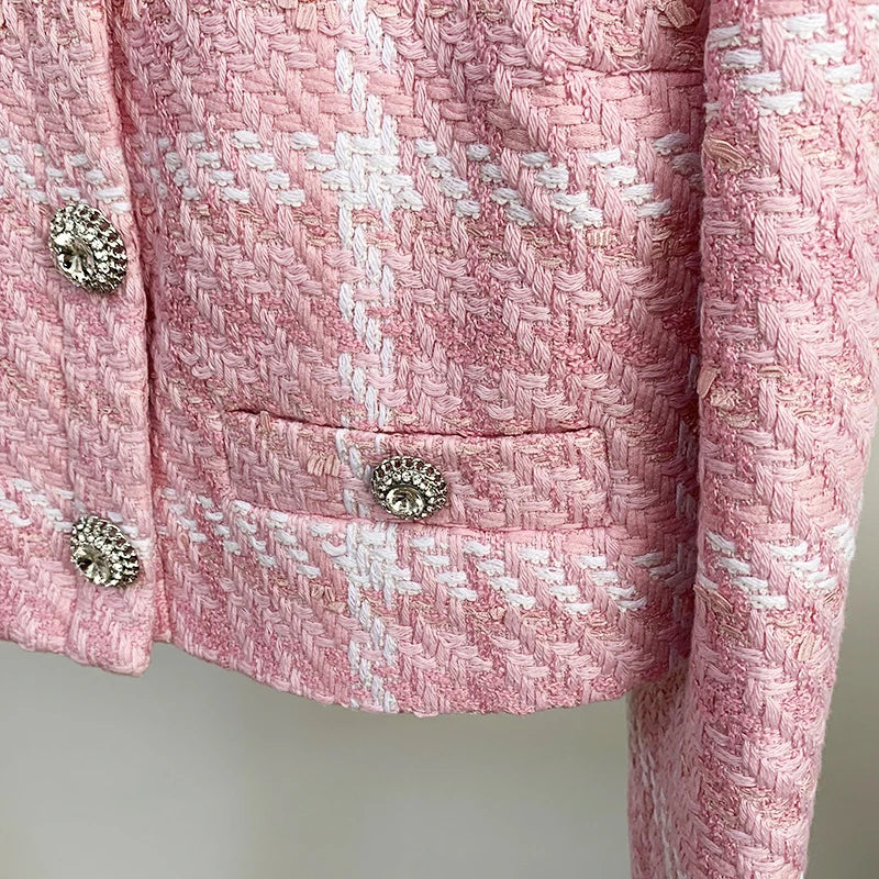 Blazer Curto de Tweed Rosa: Elegância em Tons Pastéis e Acabamento de Luxo