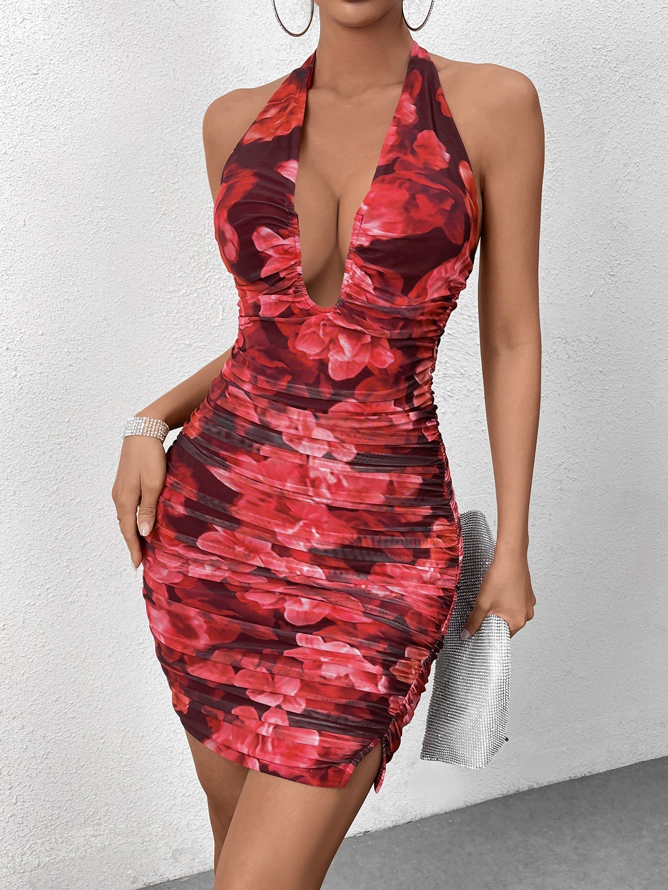 Carminda | Vestido Mini Vermelho com Decote Halter Profundo e Franzido