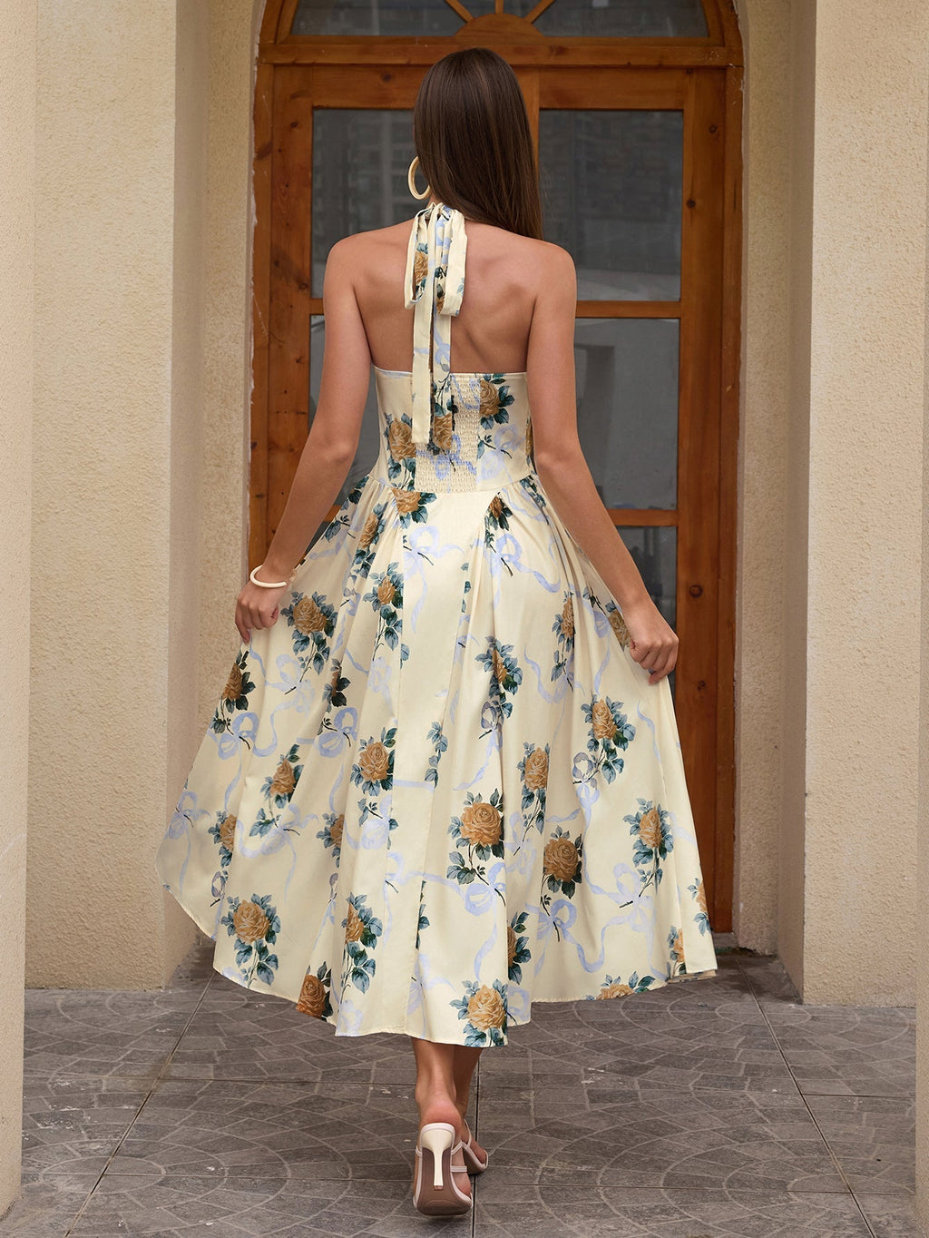 Benedita | Vestido Midi Floral com Alças Finas, Costas Abertas e Saia Rodada