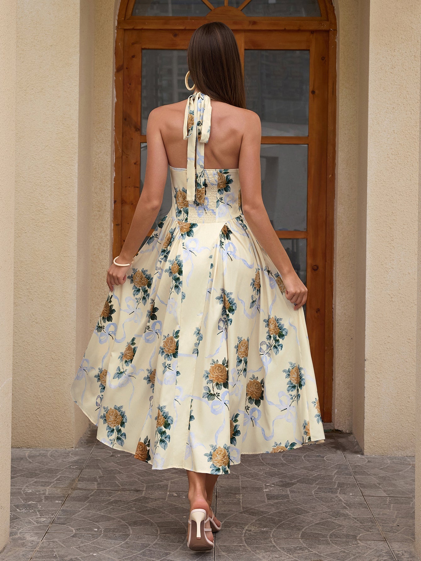 Benedita | Vestido Midi Floral com Alças Finas, Costas Abertas e Saia Rodada