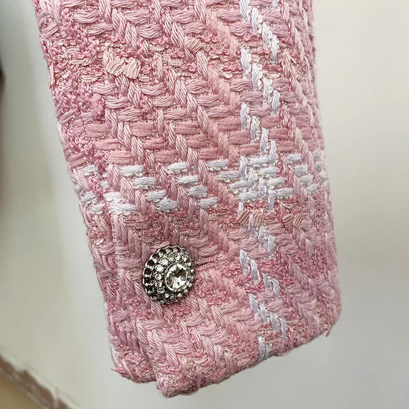 Blazer Curto de Tweed Rosa: Elegância em Tons Pastéis e Acabamento de Luxo