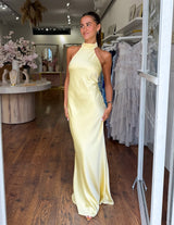 Joana | Vestido Longo Amarelo Pastel com Gola Halter e Silhueta Slim
