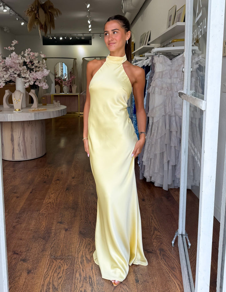 Joana | Vestido Longo Amarelo Pastel com Gola Halter e Silhueta Slim