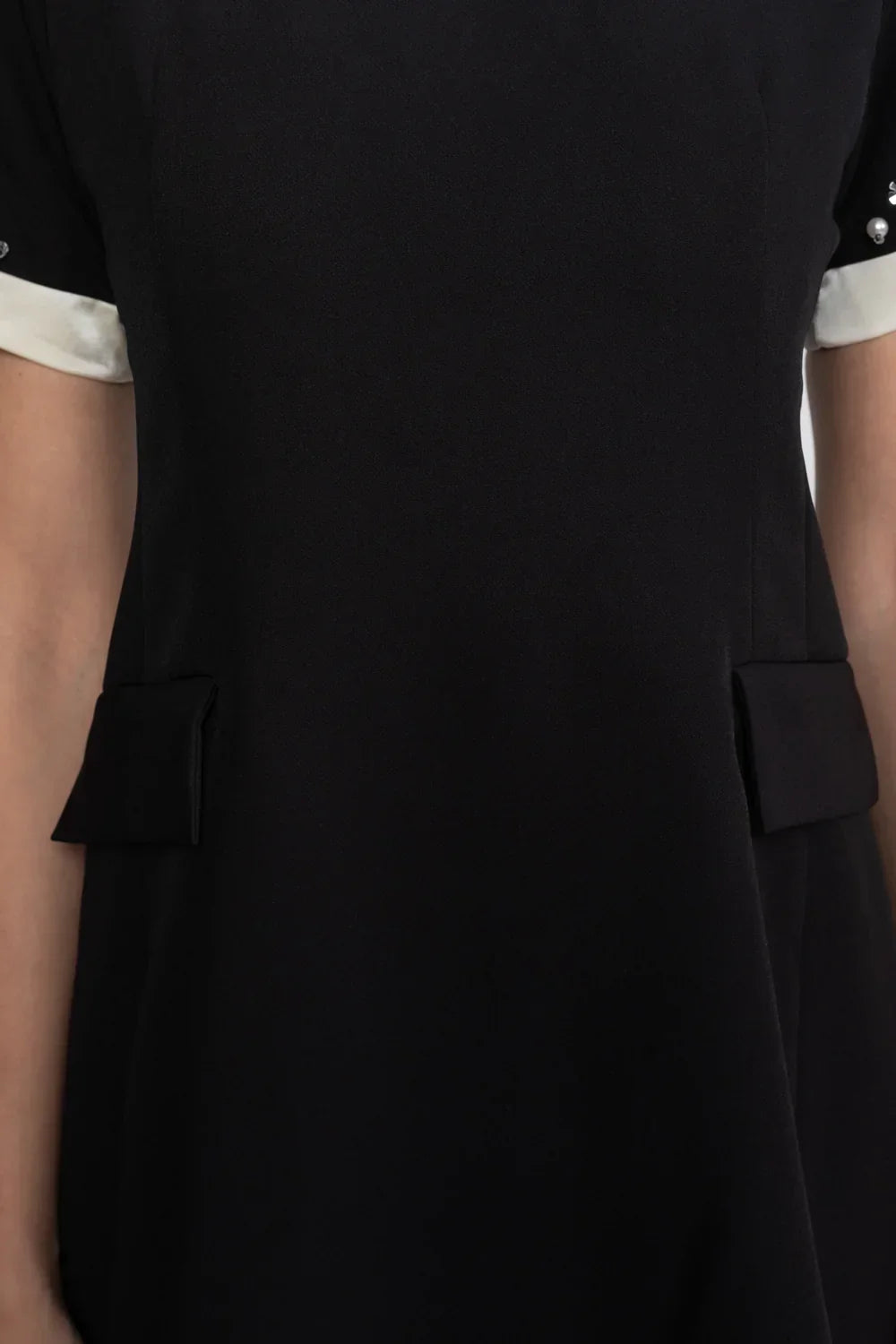 Vestido Curto de Alfaiataria Estruturada com Gola Boneca e Magas Bordadas à Mão