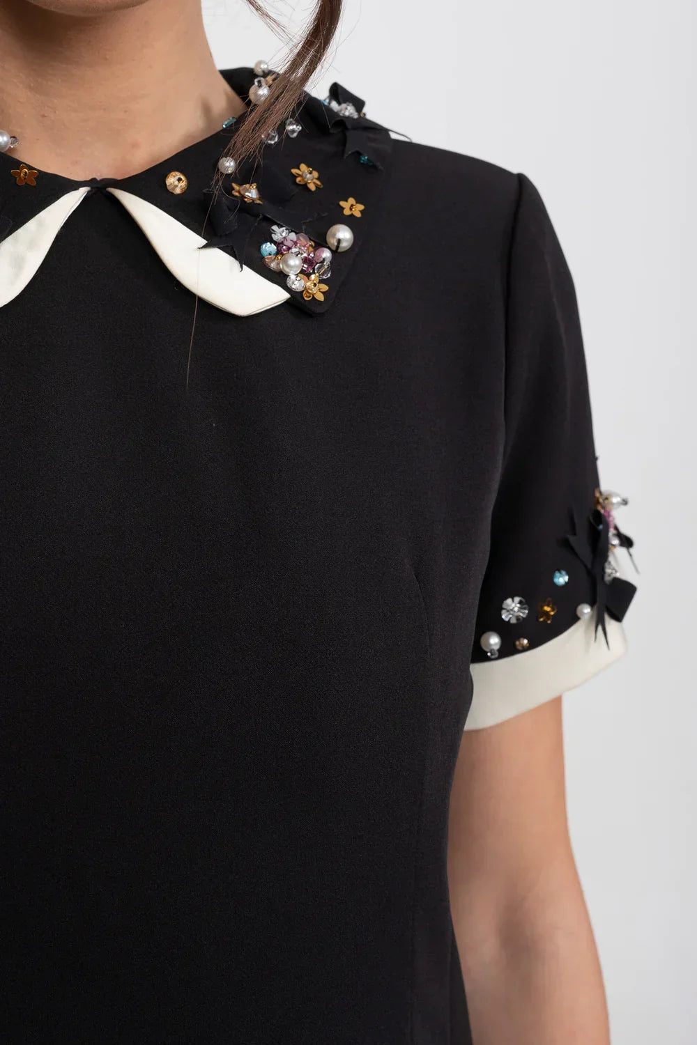 Vestido Curto de Alfaiataria Estruturada com Gola Boneca e Magas Bordadas à Mão