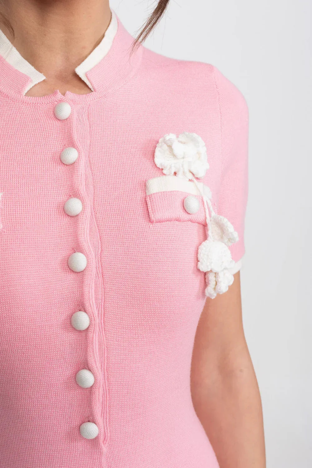 Vestido Midi Bicolor em Tricô com Aplicação de Flor Tridimensional