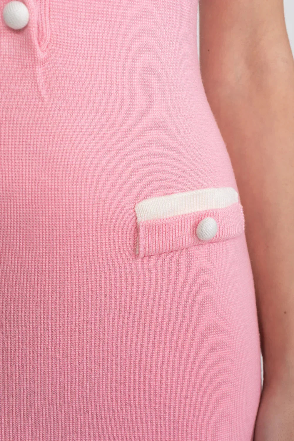 Vestido Midi Bicolor em Tricô com Aplicação de Flor Tridimensional