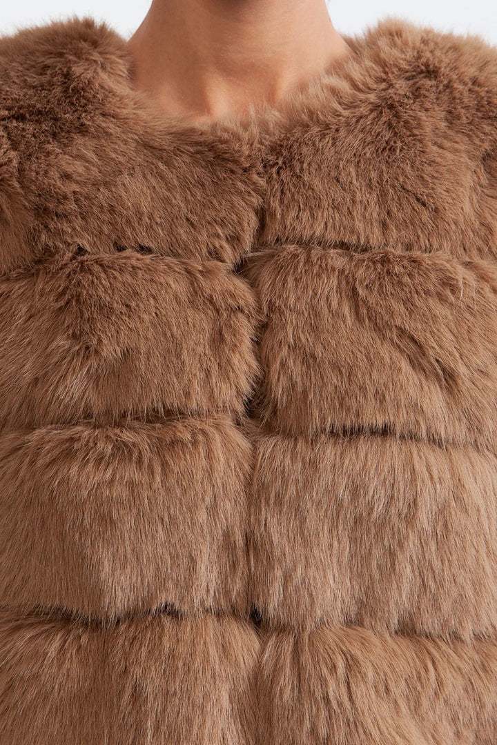 Lorena | Casaco de Pelo Caramelo com Design de Luxo e Corte Estruturado