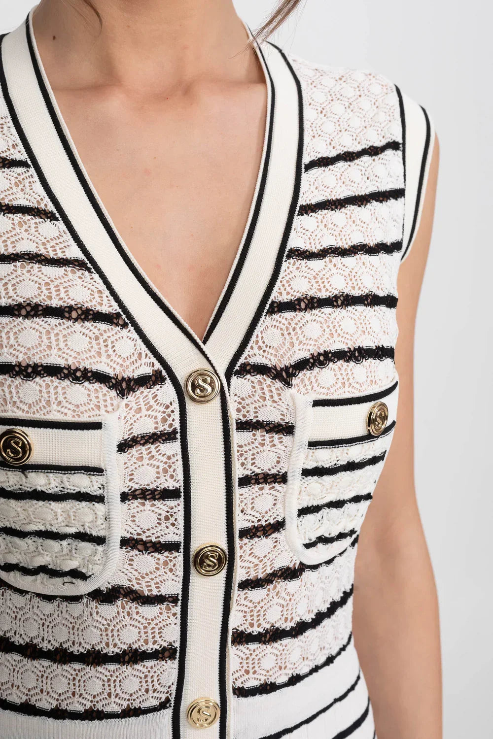 Vestido Cami em Tricô Canelado Premium com Abotoamento Frontal e Trama Ondulada