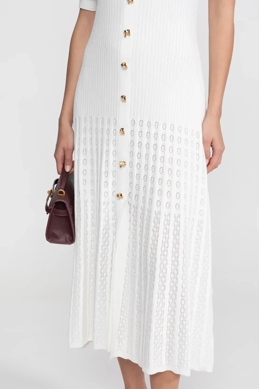Vestido Midi em Tricô Canelado com Gola Boneca e Saia Plissada