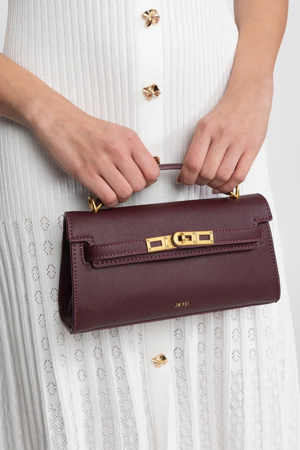 Bolsa Estruturada em Textura Croco com Alça Dupla Funcional