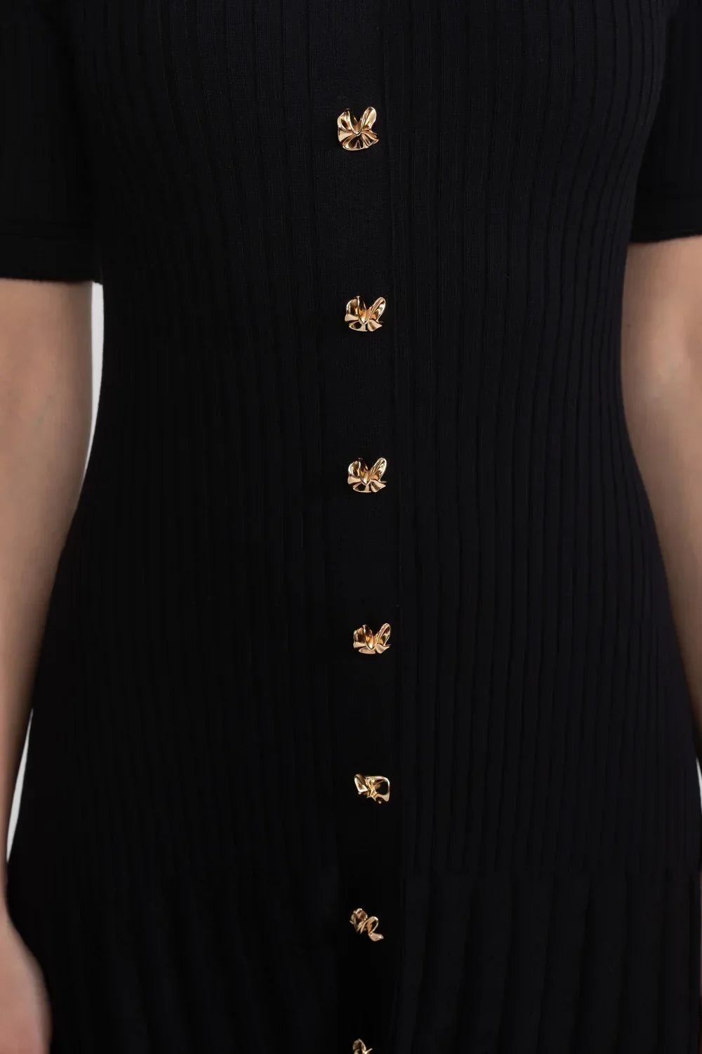 Vestido Midi em Tricô Canelado com Gola Boneca e Saia Plissada