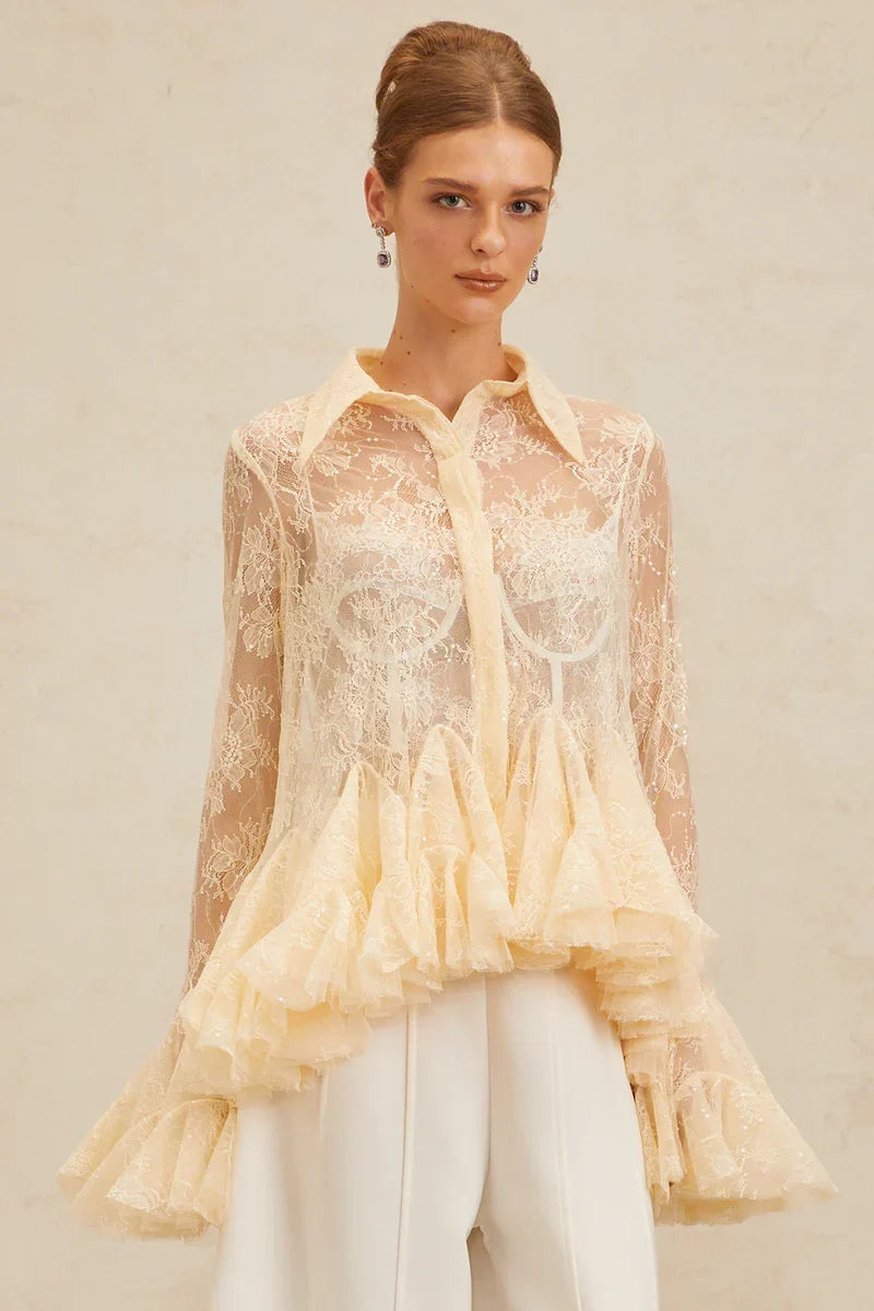 Blusa em Renda Neutra com Cintura Marcada e Detalhe Peplum
