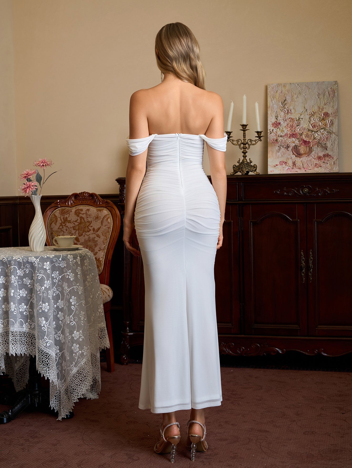 Brunilda | Vestido Midi Chocolate com Ombros Caídos e Franzido