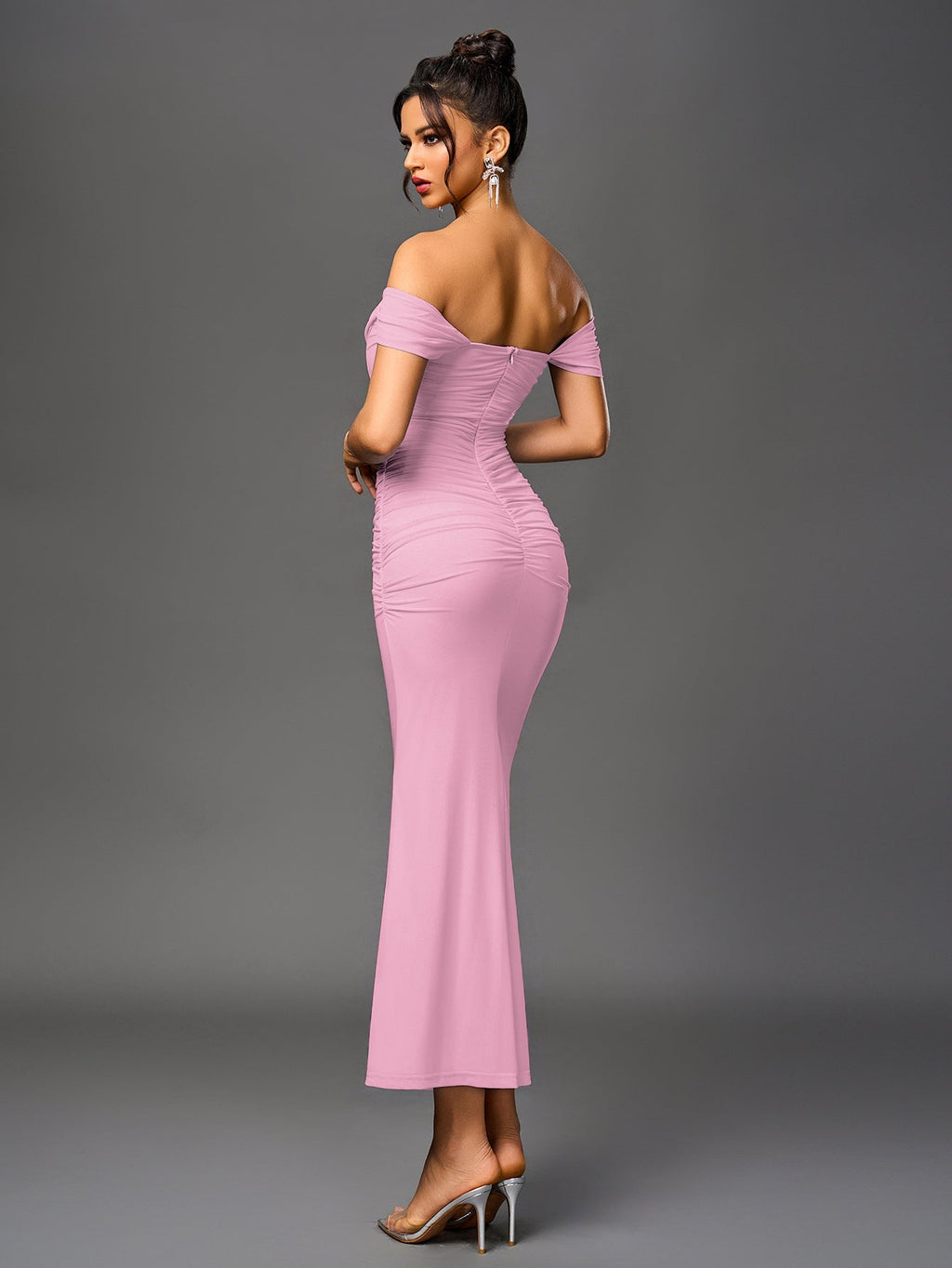 Brunilda | Vestido Midi Chocolate com Ombros Caídos e Franzido