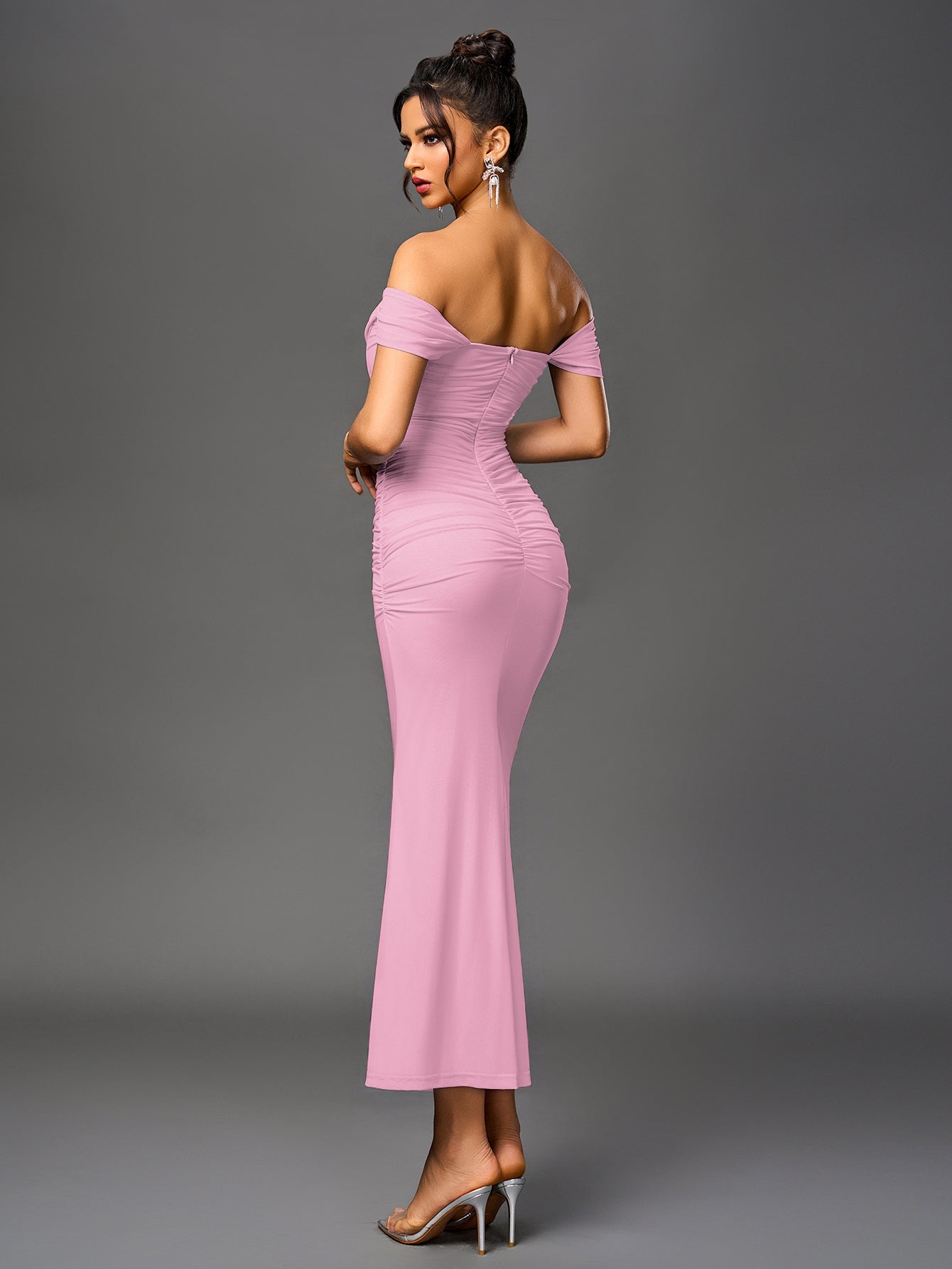 Brunilda | Vestido Midi Chocolate com Ombros Caídos e Franzido