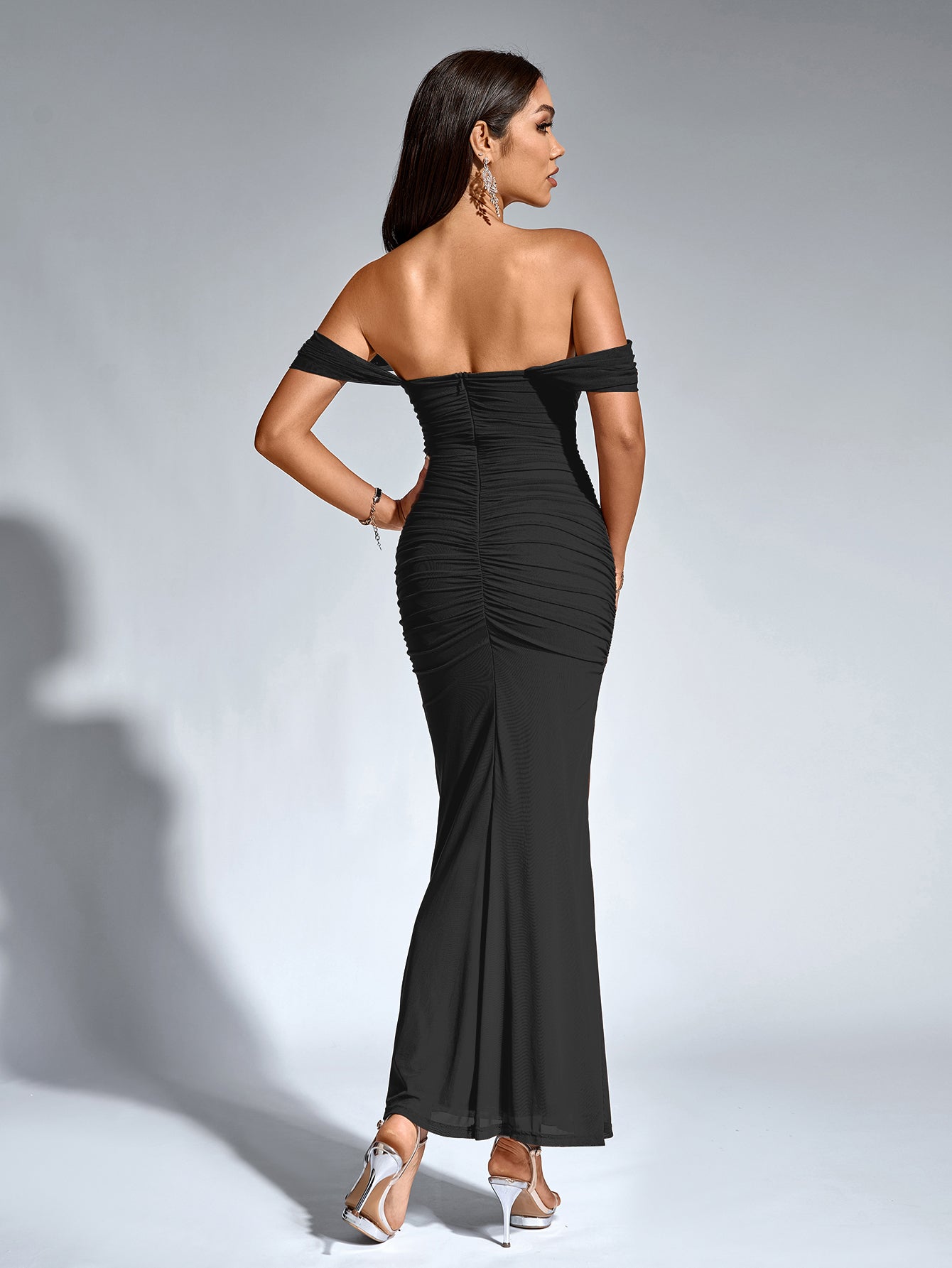 Brunilda | Vestido Midi Chocolate com Ombros Caídos e Franzido