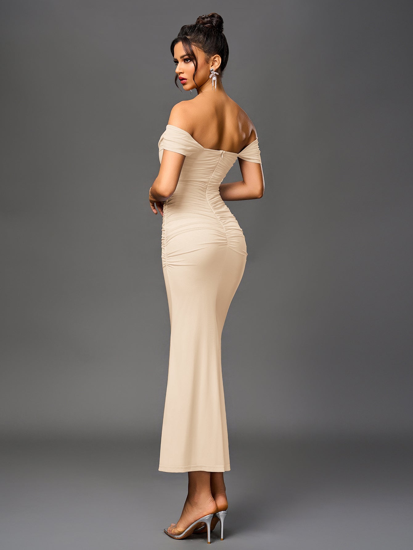 Brunilda | Vestido Midi Chocolate com Ombros Caídos e Franzido