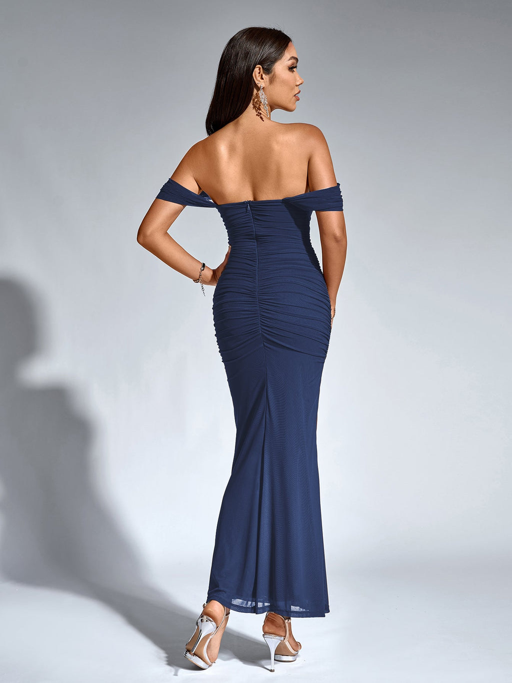 Brunilda | Vestido Midi Chocolate com Ombros Caídos e Franzido