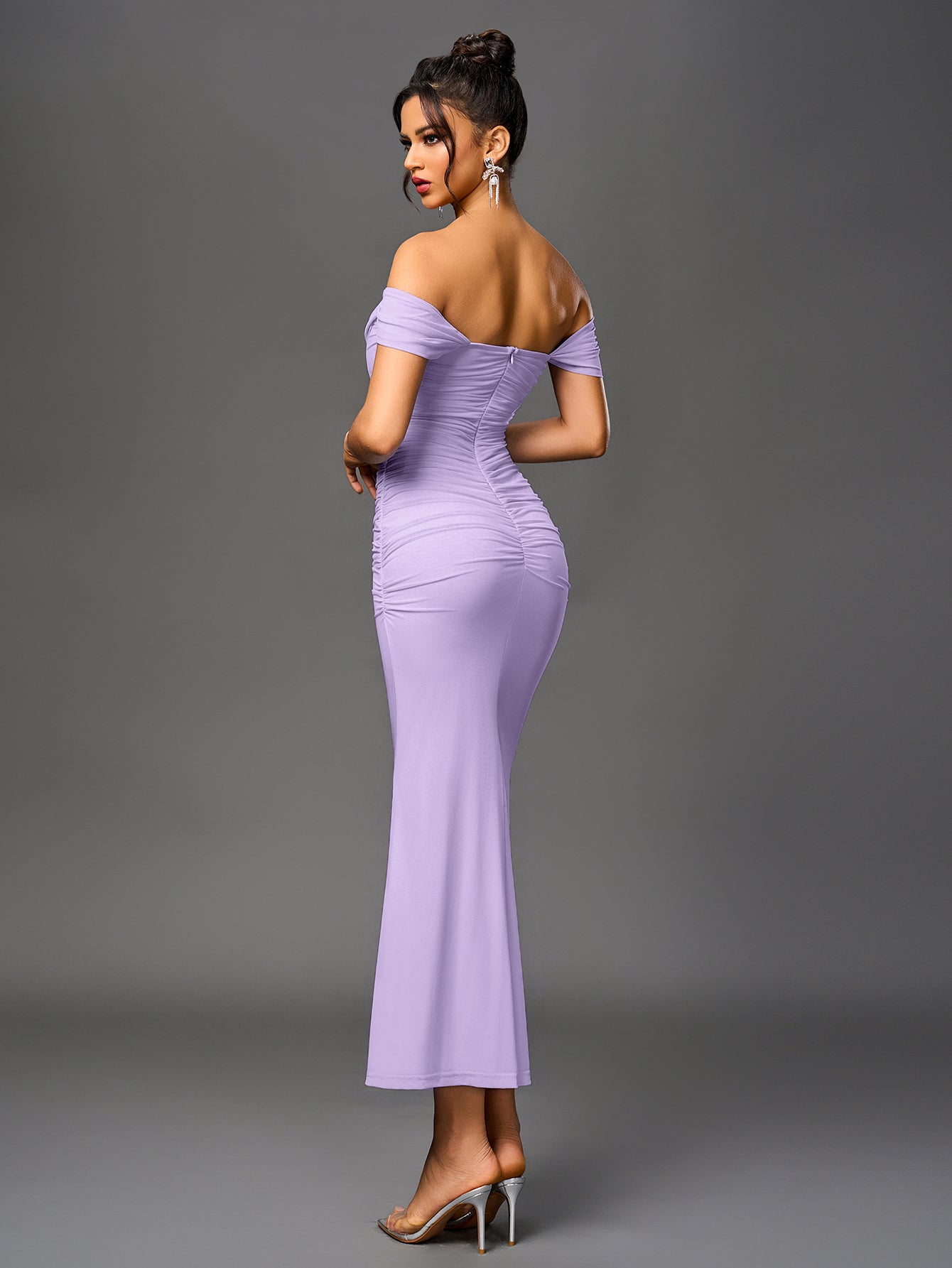 Brunilda | Vestido Midi Chocolate com Ombros Caídos e Franzido