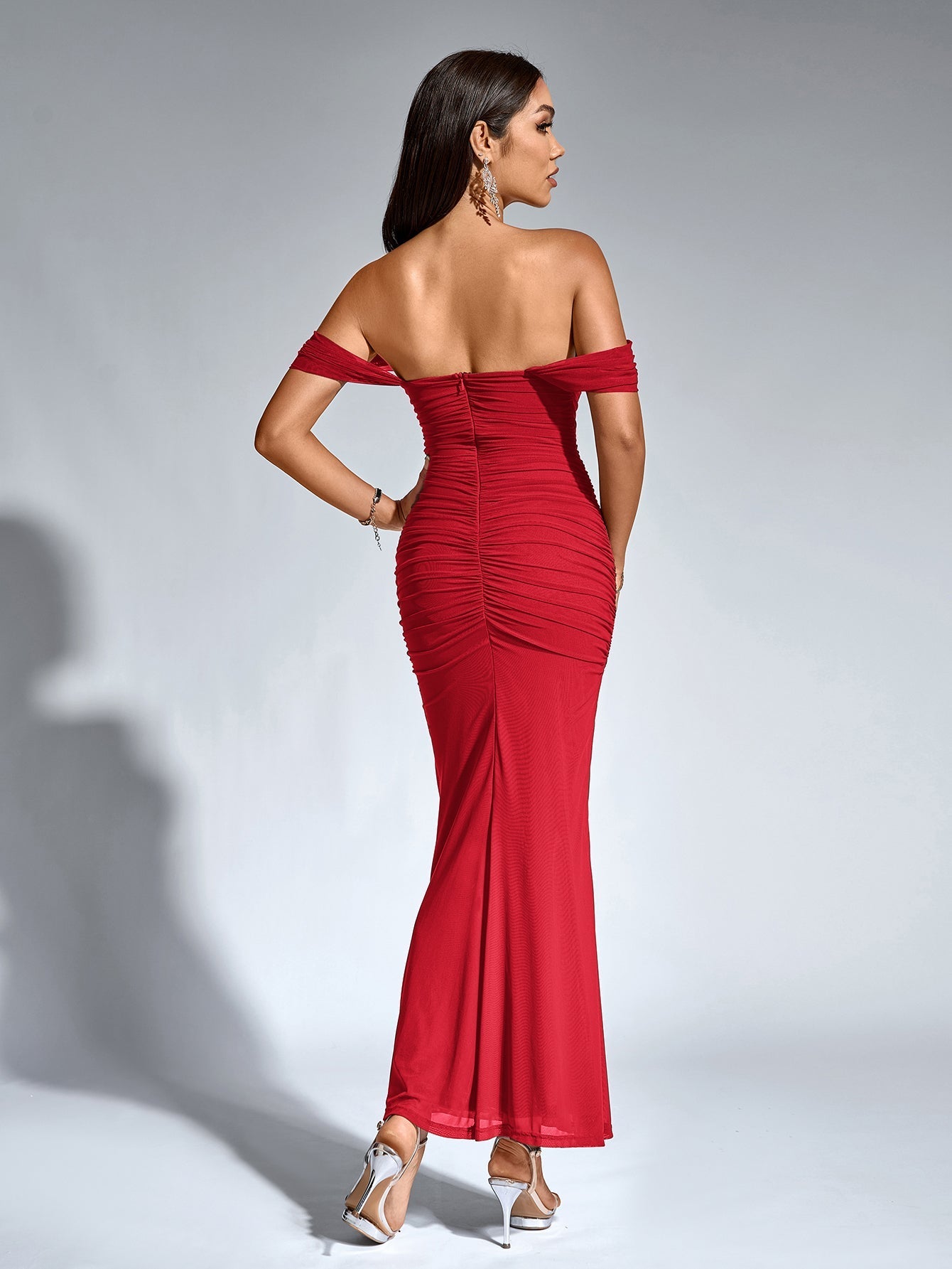 Brunilda | Vestido Midi Chocolate com Ombros Caídos e Franzido