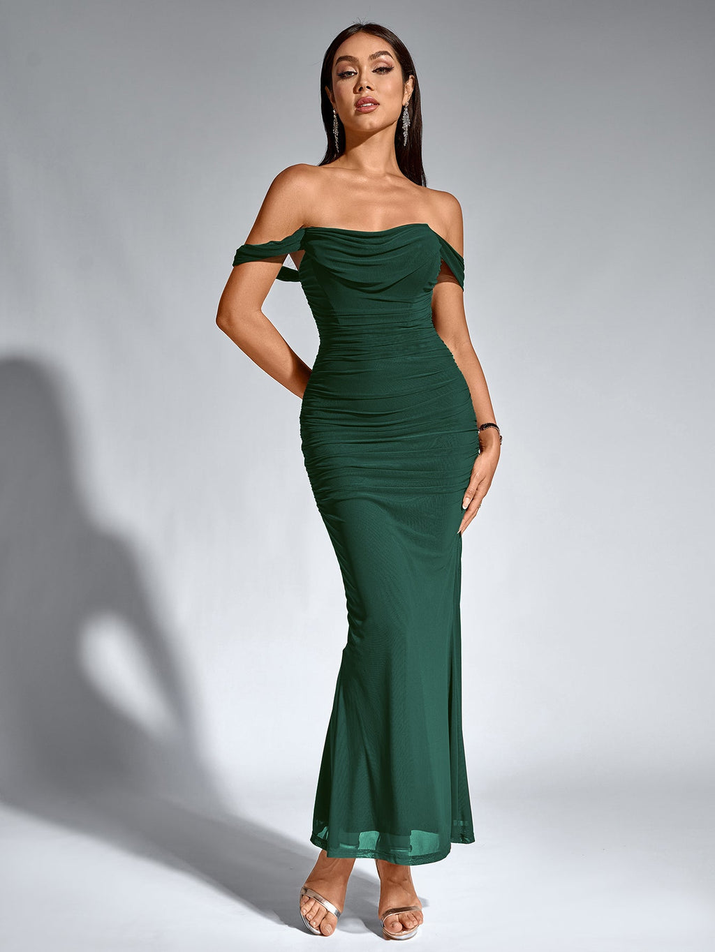 Brunilda | Vestido Midi Chocolate com Ombros Caídos e Franzido