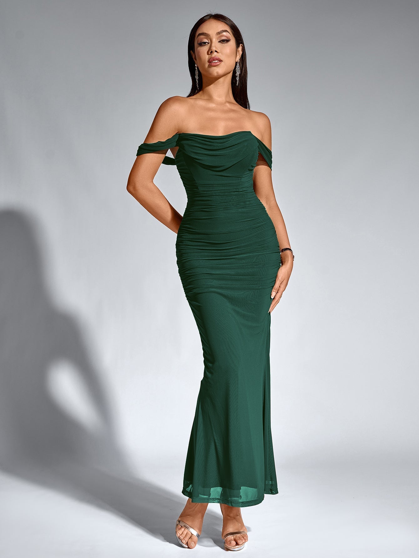Brunilda | Vestido Midi Chocolate com Ombros Caídos e Franzido